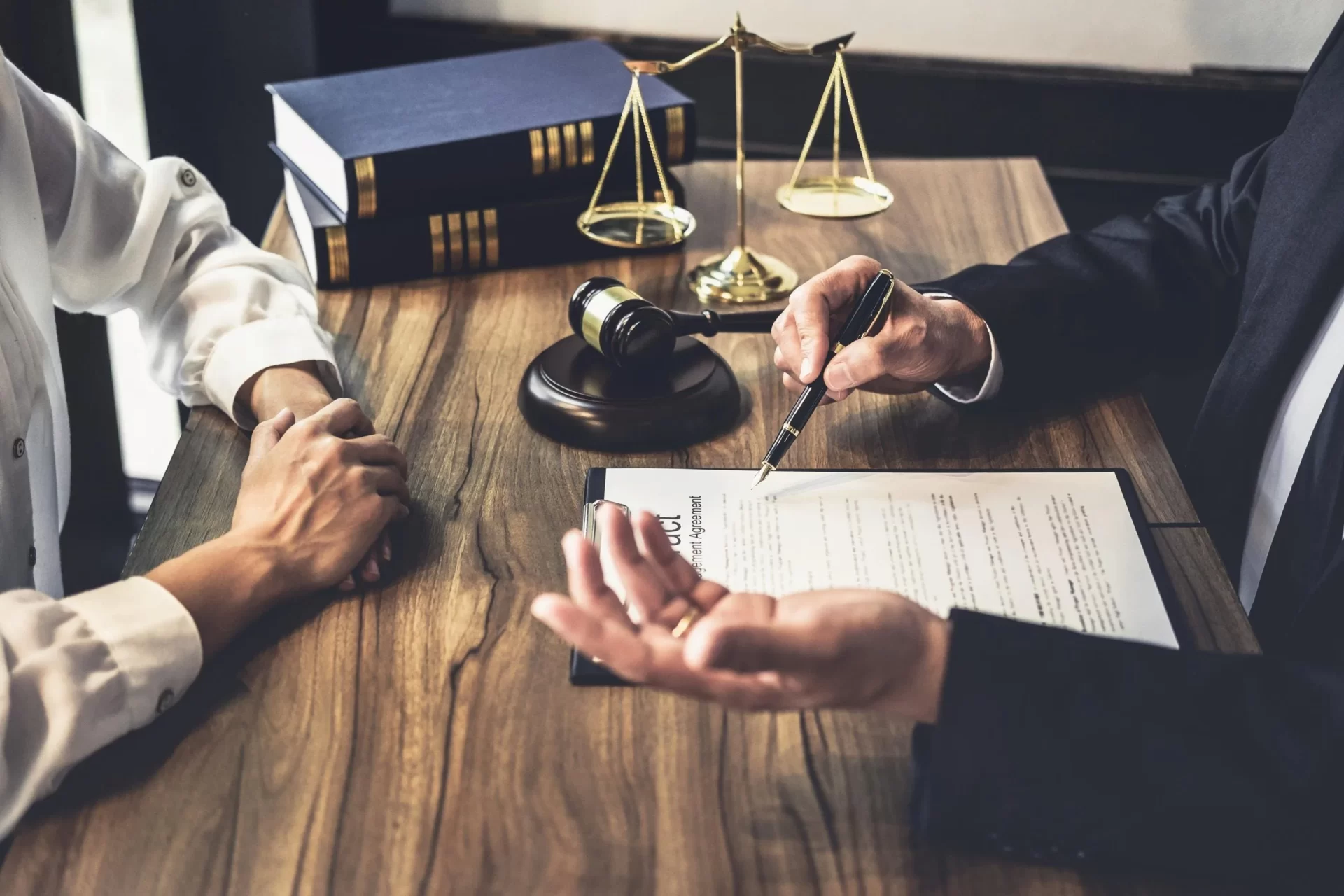 Специалисты Legat Business Consulting проверяют договор на риски